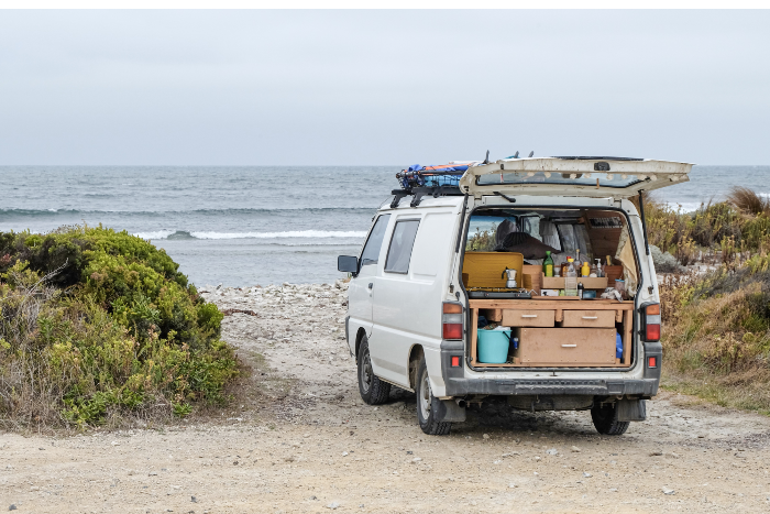 DIY Campingbus steht am Strand